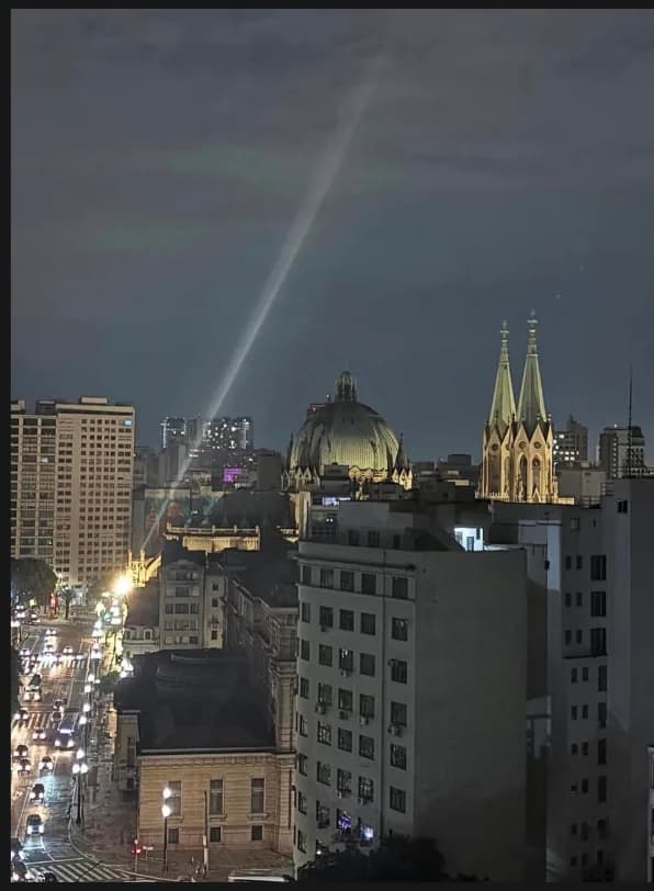 Vista noturna do Centro de São Paulo próximo à clínica OdontoFrison